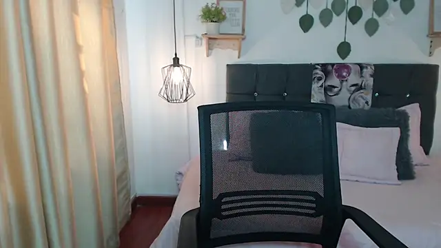 Emma hassani online show from 04/09/26, 02:00