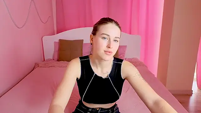 Snapshot of Violettta_doll chatting on 03/02/26, 10:33 Violettta doll online show from 03/02/26, 10:33