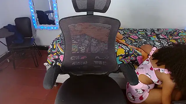 Snapshot of Skinny__hott chatting on 02/28/26, 01:45 Skinny hott online show from 02/28/26, 01:45