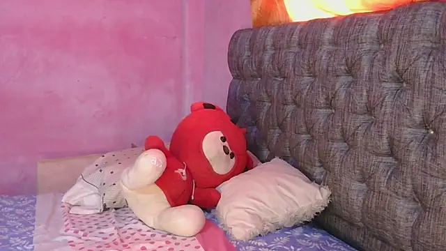 Snapshot of mia_luna88 chatting on 02/27/26, 05:13 mia luna88 online show from 02/27/26, 05:13