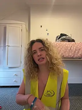 Snapshot of curlyirishgirl chatting on 02/25/26, 10:03 curlyirishgirl online show from 02/25/26, 10:03