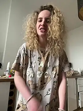 Snapshot of curlyirishgirl chatting on 02/26/26, 05:01 curlyirishgirl online show from 02/26/26, 05:01