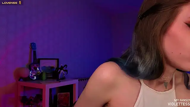 Snapshot of violettess chatting on 05/20/26, 04:24 violettess online show from 05/20/26, 04:24