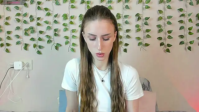 Snapshot of EllieRough chatting on 06/18/26, 04:24 EllieRough online show from 06/18/26, 04:24