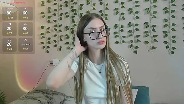 Snapshot of EllieRough chatting on 06/23/26, 04:43 EllieRough online show from 06/23/26, 04:43