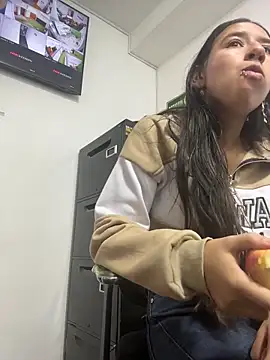 LilyRossi  online show from 05/06/26, 12:32