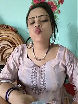 Snapshot of Beauty-3 chatting on 07/13/26, 05:43 Beauty-3 online show from 07/13/26, 05:43