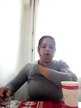 Snapshot of roxana_e43 chatting on 05/06/26, 04:41 roxana e43 online show from 05/06/26, 04:41