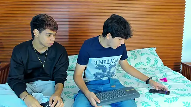 Snapshot of peakk_twiinns chatting on 03/21/26, 11:37 peakk twiinns online show from 03/21/26, 11:37