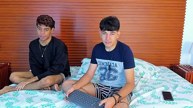 Snapshot of peakk_twiinns chatting on 03/31/26, 11:32 peakk twiinns online show from 03/31/26, 11:32