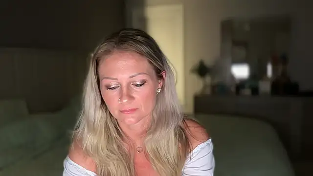 Snapshot of BlondeMilf82 chatting on 06/18/26, 07:30 BlondeMilf82 online show from 06/18/26, 07:30
