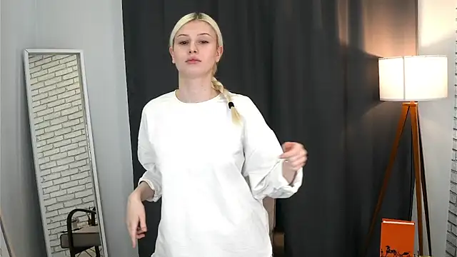 Snapshot of LorisBoster chatting on 03/03/26, 04:07 LorisBoster online show from 03/03/26, 04:07