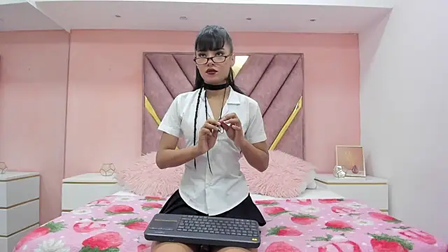 chloe larson online show from 03/11/26, 11:16