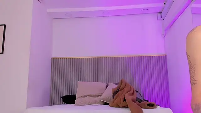 ashvalentine  online show from 04/17/26, 07:39