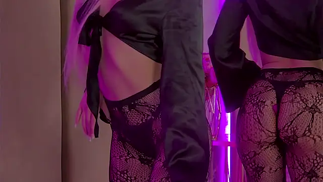 JuliaHotty  online show from 04/17/26, 05:49