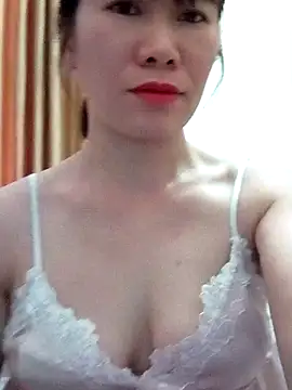 Snapshot of Bondgirl_9 chatting on 05/27/26, 06:10 Bondgirl 9 online show from 05/27/26, 06:10