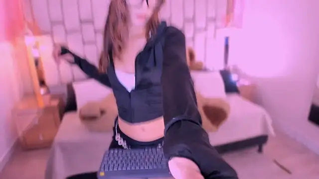 FoxxxyPink online show from 05/14/26, 08:04
