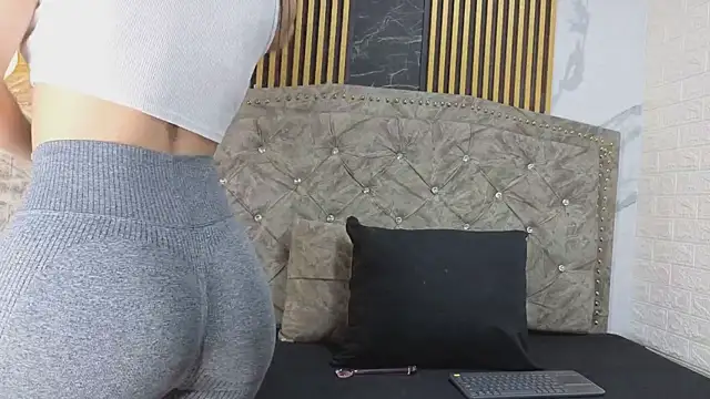 Snapshot of LyraenBlue chatting on 05/18/26, 06:25 LyraenBlue online show from 05/18/26, 06:25