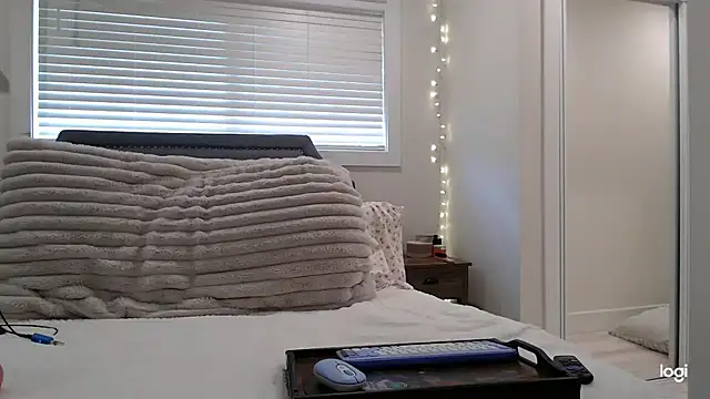 SecretsNextDoor online show from 04/22/26, 05:36