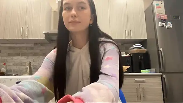 LaraDraggoo online show from 03/13/26, 09:21