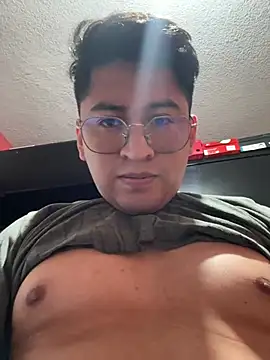 Snapshot of GoldenM95 chatting on 07/18/26, 01:43 GoldenM95 online show from 07/18/26, 01:43