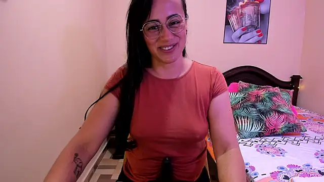 Snapshot of sara_florez12 chatting on 05/11/26, 04:04 sara florez12 online show from 05/11/26, 04:04
