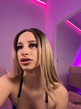 ScarletFlameee online show from 04/10/26, 05:23