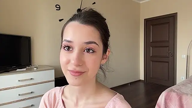 AdeleVelvet online show from 04/18/26, 11:03