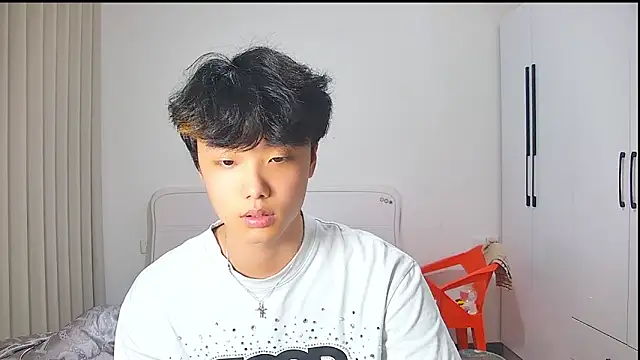 Snapshot of icecream-002 chatting on 05/26/26, 02:35 icecream-002 online show from 05/26/26, 02:35