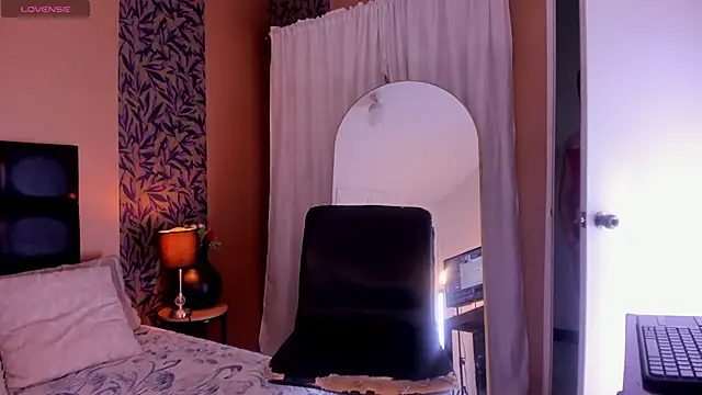 Snapshot of july_quinzel chatting on 06/28/26, 02:28 july quinzel online show from 06/28/26, 02:28