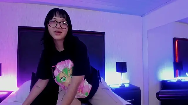 Snapshot of LilithBluum chatting on 06/04/26, 11:38 LilithBluum online show from 06/04/26, 11:38