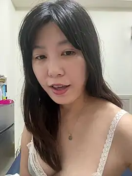 Snapshot of vivi131927 chatting on 05/18/26, 05:19 vivi131927 online show from 05/18/26, 05:19