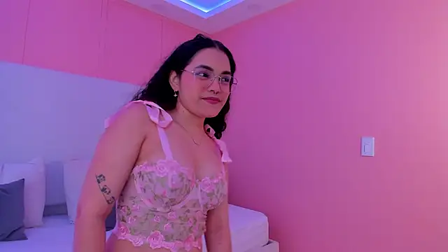 luna veega online show from 04/15/26, 04:47