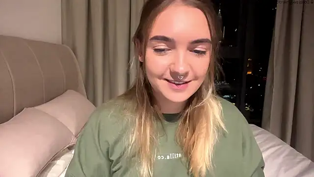 Snapshot of RoxyWet chatting on 05/22/26, 02:33 RoxyWet online show from 05/22/26, 02:33