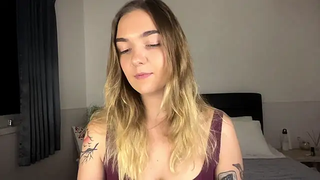 Snapshot of RoxyWet chatting on 07/09/26, 04:00 RoxyWet online show from 07/09/26, 04:00