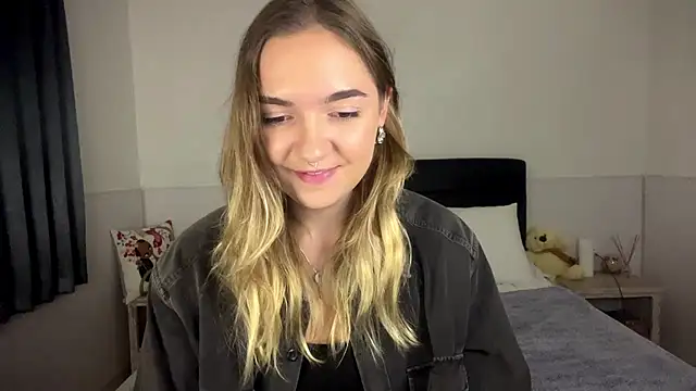 Snapshot of RoxyWet chatting on 07/15/26, 03:28 RoxyWet online show from 07/15/26, 03:28