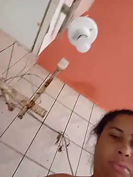 gatinha20257 online show from 05/18/26, 01:17