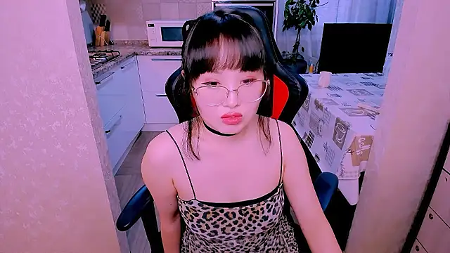 Akiko Yun online show from 02/13/26, 12:01