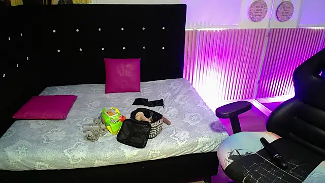 Snapshot of Ebony_rizon chatting on 06/19/26, 02:32 Ebony rizon online show from 06/19/26, 02:32