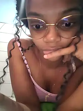 Snapshot of marialuiza2027 chatting on 06/02/26, 11:12 marialuiza2027 online show from 06/02/26, 11:12