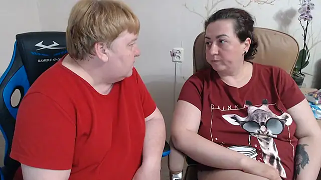 Snapshot of Lindy-Jeanie chatting on 06/04/26, 06:58 Lindy-Jeanie online show from 06/04/26, 06:58