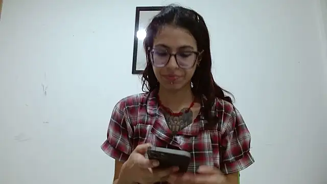 Emily Lopera online show from 05/05/26, 12:07