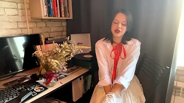 Snapshot of SarahHunnye chatting on 03/15/26, 11:55 SarahHunnye online show from 03/15/26, 11:55