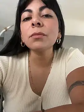 Snapshot of hey_cattt chatting on 03/27/26, 02:50 hey cattt online show from 03/27/26, 02:50