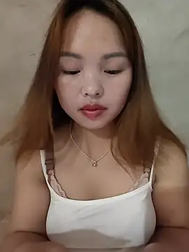 Snapshot of Mina_xYx chatting on 06/19/26, 01:43 Mina xYx online show from 06/19/26, 01:43