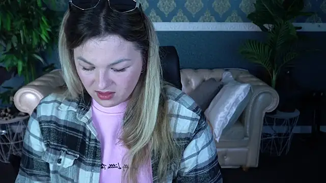 AlissyaGrayy online show from 04/21/26, 05:47