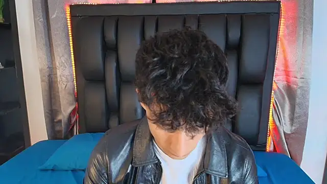 Snapshot of MaxiimoRomano_ chatting on 06/19/26, 04:33 MaxiimoRomano online show from 06/19/26, 04:33