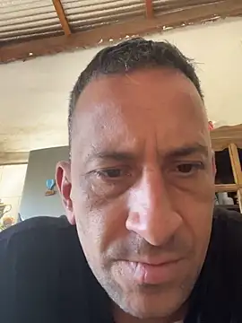 Snapshot of Leon090987 chatting on 03/22/26, 01:25 Leon090987 online show from 03/22/26, 01:25