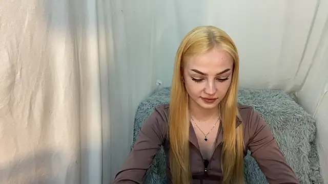 Snapshot of EvaKapnist chatting on 04/13/26, 08:25 EvaKapnist online show from 04/13/26, 08:25