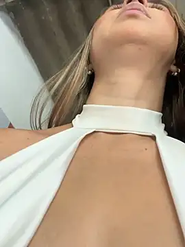 Snapshot of VictoriaWhitmore chatting on 03/25/26, 04:02 VictoriaWhitmore online show from 03/25/26, 04:02